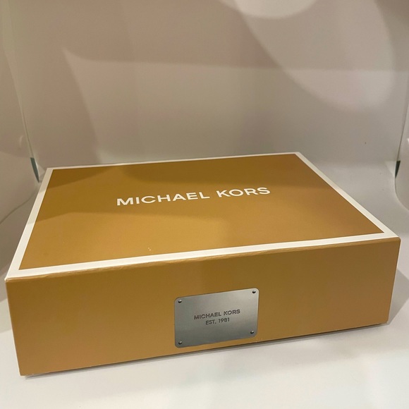 Michael Michael Kors
leopard print convertible crossbody bag - Picture 3 of 7